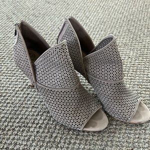 Vince Camuto heels 9.5